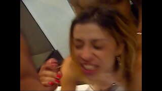 ���त्नी दिने एक समर्थक-व्यापार, र आफ्नो पति हेरिरहनुभएको छ