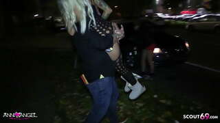 Kåt slank bombshell Anni Angel Barbacka i bilen från Användaren knullade