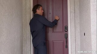 Milf Eva Notty crams hennes stramme fitte med massive pikk mens hennes store bryster sway