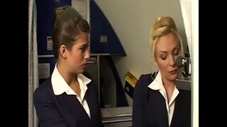 Horny ម្រើលើយន្តហោះ sluts បូមយកបុរសម្នាក់របស់ឧបករណ៍នៅក្នុងរបារមួយ