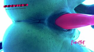 Бесстыдная курва доје и Мастурбира у фитнес центру