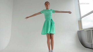 Супер гимнастичарка флексибилни балерина бабе Алла