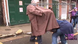 Түз мамочки Вышли көчөгө Үчүн Бусами Жаңы Орлеане