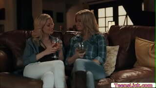 Nehenehe roa Whakapū tika horahia ana ona waewae, me te mataara Charlotte Stokely te kai i te reira