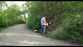 Först de berör varandra på en bar och sedan går det att knulla i den offentliga trädgårdar