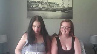 Kleine vs big boobs Zigarette Rauchen